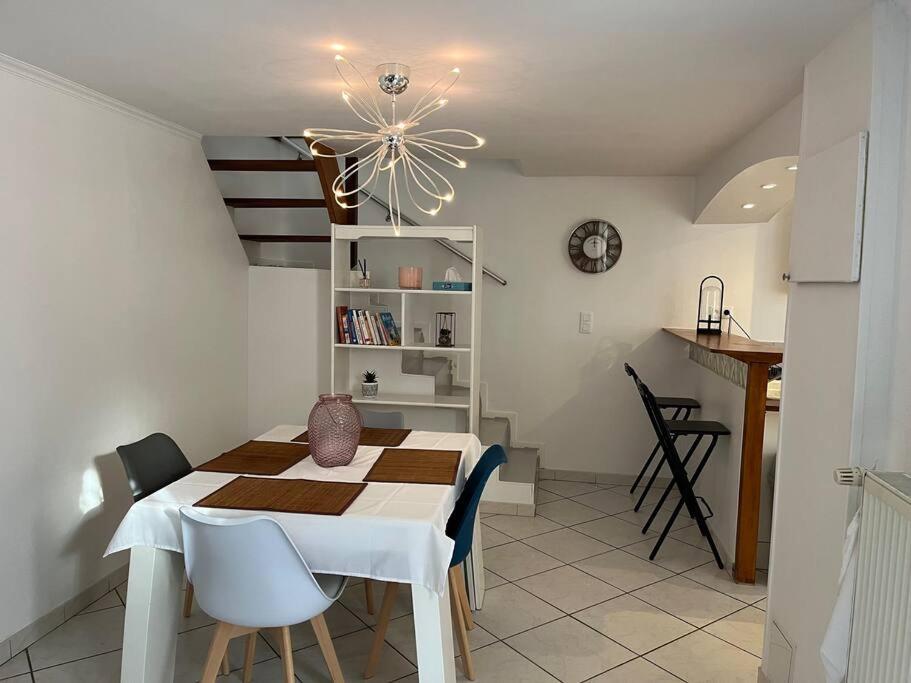 Petite Maison De Ville Au Calme บรี-กงต์-โรแบร์ ภายนอก รูปภาพ